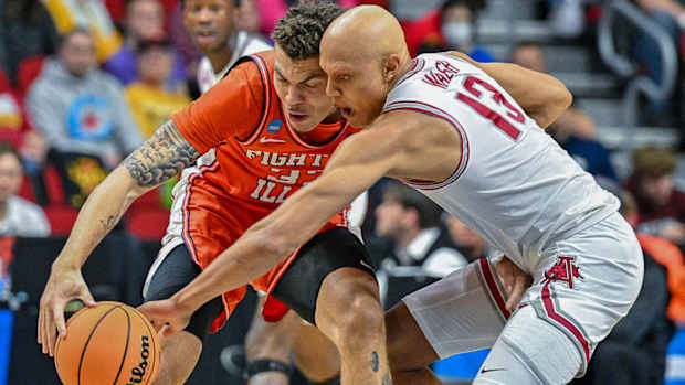 Jordan Walsh on defense against Illinois in Razorbacks' first game in NCAA Tournament.